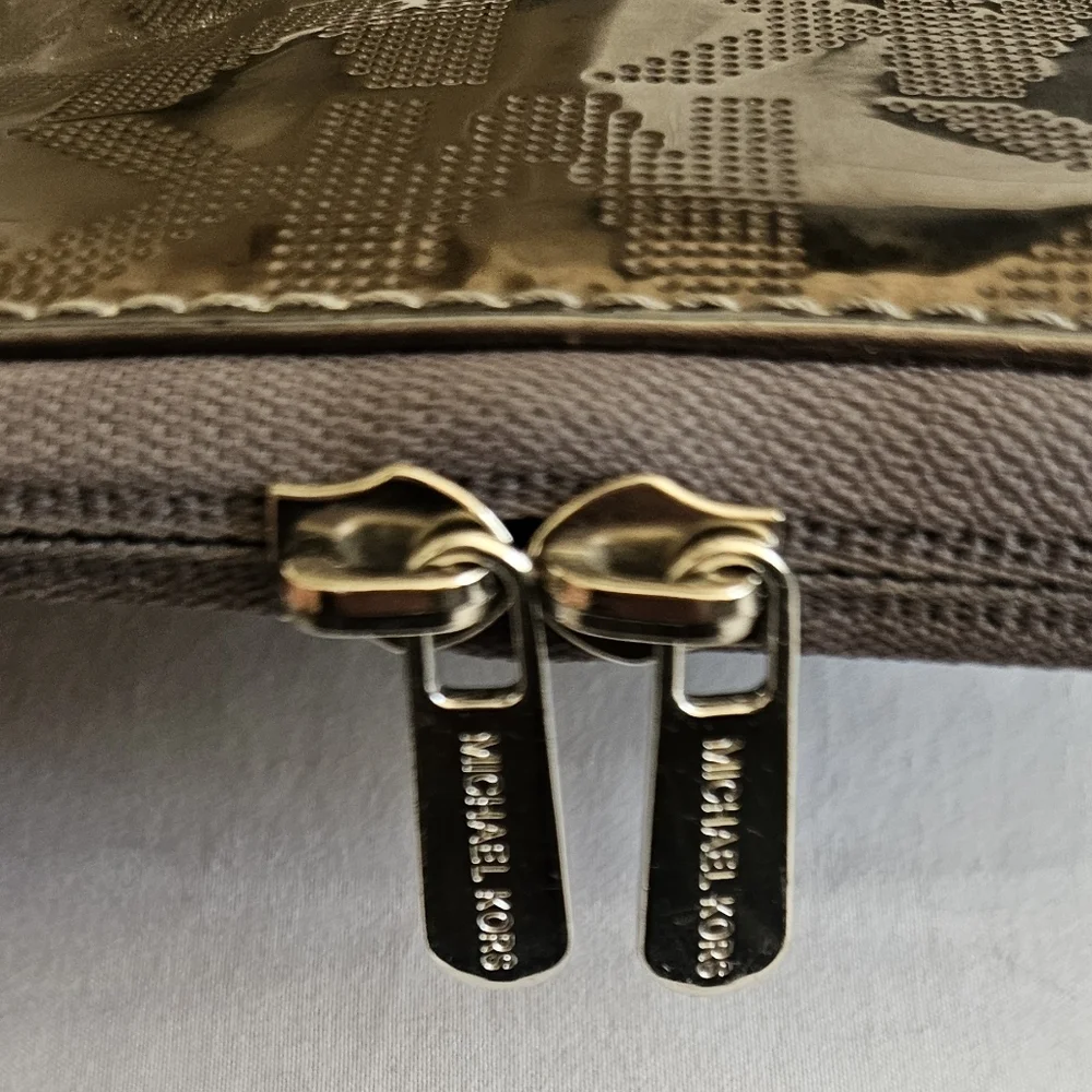 Michael Kors Tablet-IPad Case Zip Around 7